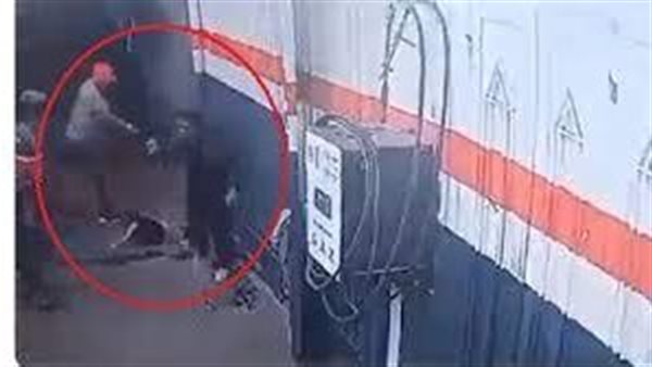 فيديو صادم.. رجل يطلق النار على زوجته وهي تحتضن طفلها | شاهد