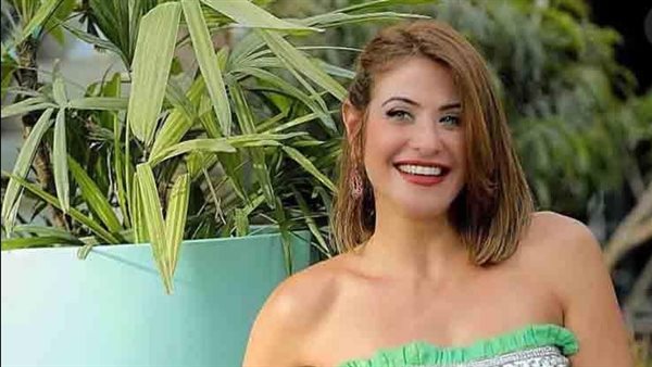 ملابس البحر.. إطلالة مثيرة جديدة للفنانة هيدي كرم على الشاطئ | شاهد