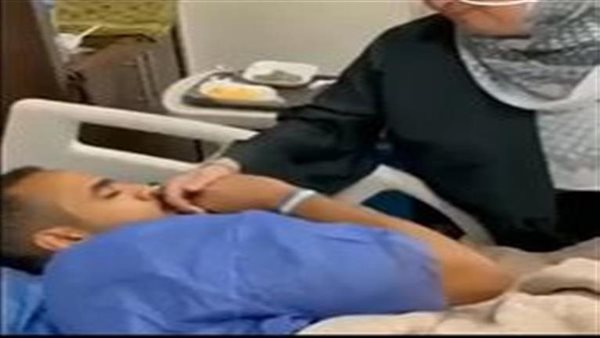 تحت تأثير البنج.. شاب من سلطنة عمان يفاجئ الجميع بحديثه عن أمه فماذا قال؟ | فيديو