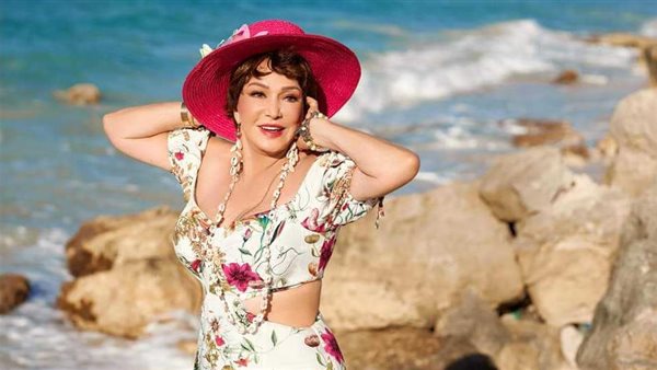 آخر أيام الصيفية.. لبلبة تتألق بإطلالة مبهجة في الساحل الشمالي | صور 