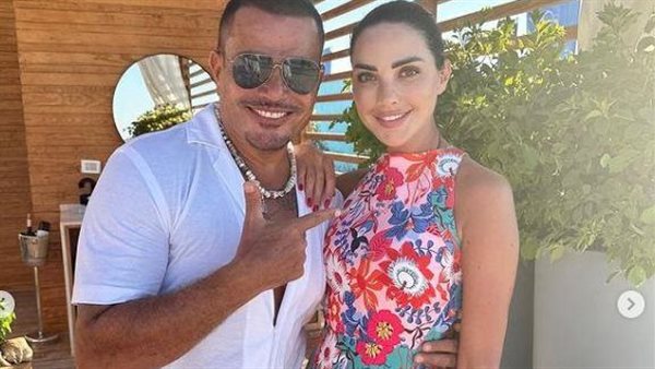 صورهما أثارت جدلا.. كيف علق الجمهور على ظهور عمرو دياب مع داليدا خليل؟ | شاهد