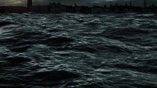 أصوات مرعبة..فيديو يثير جدلا لكائنات غريبة تحوم حول سفينة | شاهد