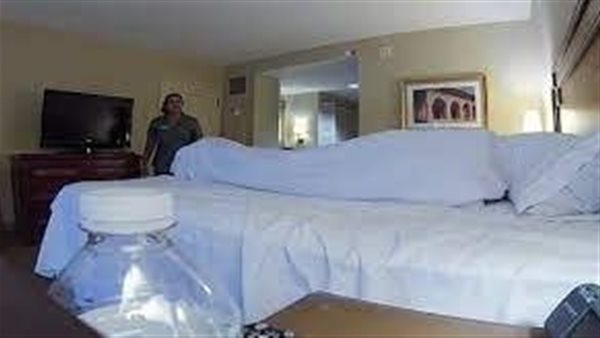 جُثة مُعلقة بالسقف.. لغز العثور على شاب متوفيًا داخل شقته بالمعصرة