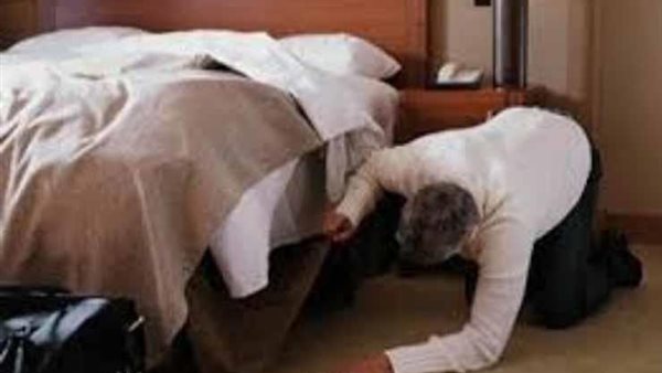 خبأته تحت السرير.. قرار جديد ضد الزوجة الخائنة وعشيقها بـ15 مايو