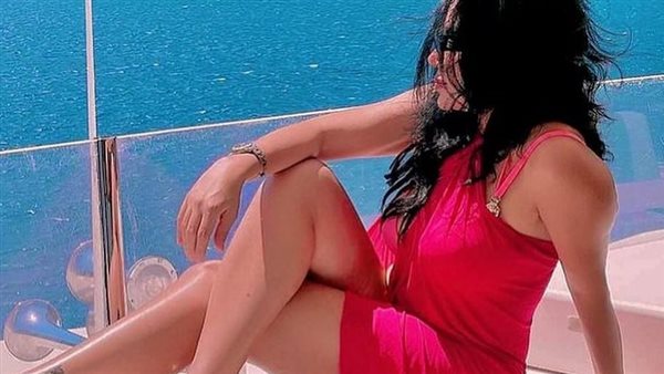 ملابس جريئة.. رانيا يوسف تثير ضجة في أحدث ظهور | شاهد 