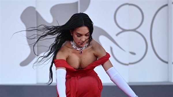 سعر خرافي.. جورجينا تثير الجدل فى فينيسيا السينمائى بارتداء عقد ماسى | شاهد