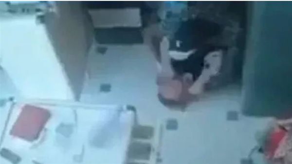 فلاشة وكاميرات خفية.. بلاغ جديد يكشف مفاجأة في اتهام صيدلي مدينة نصر بالتحرش بالفتيات والصغار