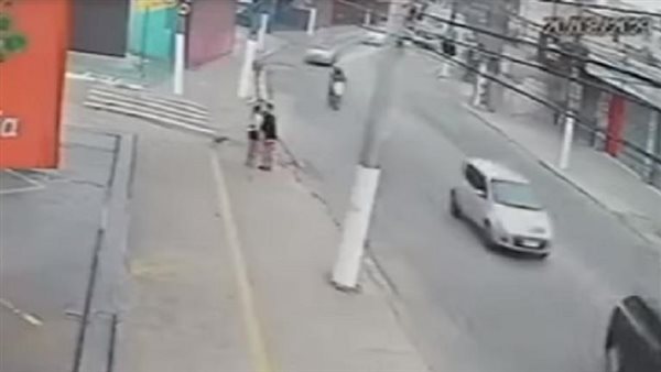 قبلة الموت.. لحظة رومانسية تنتهي بجثتين وسط الشارع | فيديو