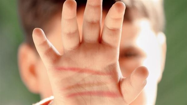 ضربته بالخرطوم عشان شقي.. أب يعذب طفله حتى الموت بحلوان