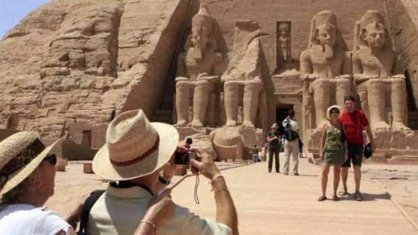 الحكومة تكشف حقيقة إصدار قرارًا بفرض 1000 دولار رسوم على السائحين القادمين إلى مصر