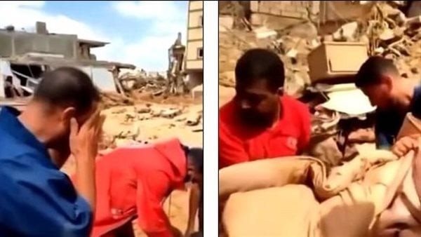 فيديو يبكي القلوب.. أب ليبي يشهد انتشال ابنه بعد العاصفة دانيال بدرنة | شاهد