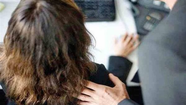 باس إيديها وهرب.. تفاصيل حبس فني صيانة بتهمة التحرش بأجنبية في القاهرة