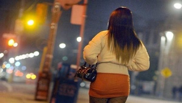 بنحط مكياج مثير عشان نعجب الزبون.. اعترافات مثيرة لفتاة المتعة الحرام ببولاق