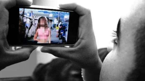 قدمت تنازلات.. أقوال مثيرة للفتاة ضحية الابتزاز بفيديوهات وصور خاصة