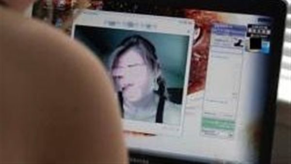 متفضحيش نفسك.. والدة فتاة تروي واقعة ابتزاز شاب بنشر فيديوهات نجلتها المثيرة