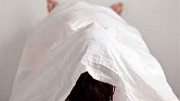 عثر عليها بعدما فارقت الحياة.. الابن يكتشف كارثة عند زيارته لوالدته