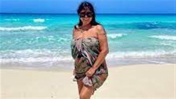 على البحر.. إطلالة مثيرة للفنانة فيفي عبده | فيديو