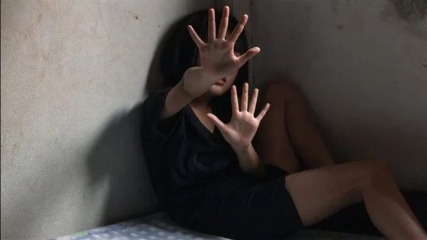 عمل معايا علاقة وعاشر أمي في البلكونة.. أقوال مثيرة لضحية عشيق والدتها 