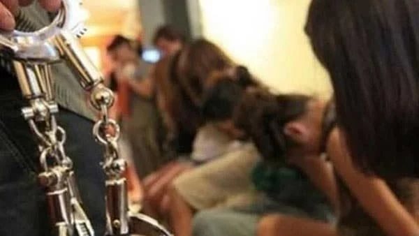 قواد أون لاين.. حرض سيدات على ممارسة الرذيلة ويعترف: طريق الحرام سهل