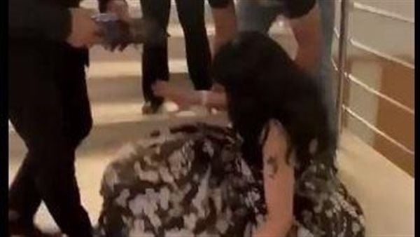 في أحدث ظهور.. لحظة سقوط حورية فرغلي على السلم | شاهد 