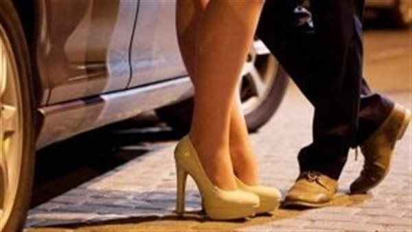 كنت عايز فلوس من غير ما أتعب.. اعترافات قواد أونلاين لتسفير السيدات