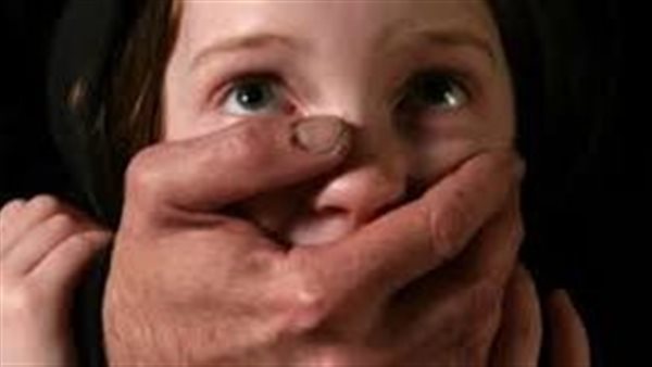 هموتك لو قولتي لحد.. أقوال مثيرة لوالد ضحية هتك العرض على يد نقاش الشروق