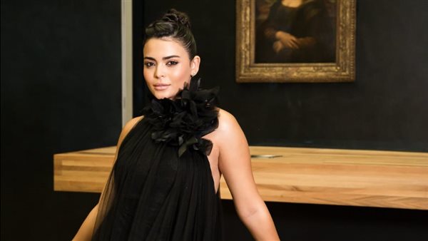 أسماء جلال تتألق في ليلة ساحرة تحت هرم اللوفر الأيقوني مع لانكوم