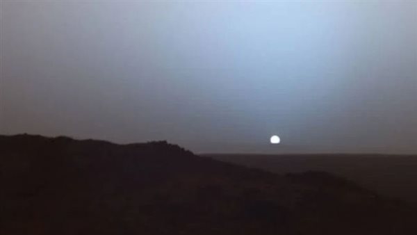 ليست المرة الأولى.. اعرف سر ظهور الشمس باللون الأزرق | شاهد