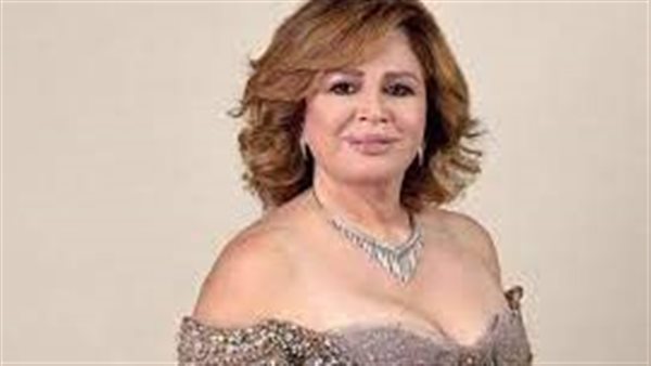 بفستان طاووس.. إلهام شاهين تثير الجدل بكواليس مسلسل الفريدو | شاهد