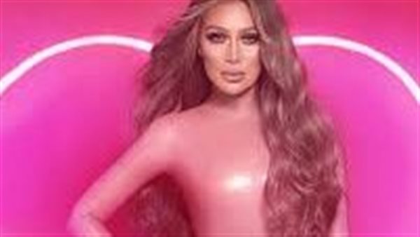 فستان على شكل قلب.. إطلالة مثيرة لـ مايا دياب في اسبوع الموضة بباريس | شاهد