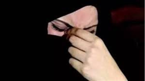 مشهد أكشن على طريق أكتوبر.. تفاصيل إلقاء فتاة بملابس ممزقة من سيارة مسرعة