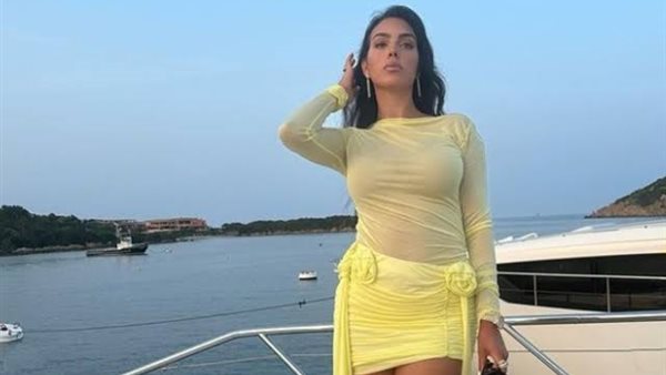 بملابس ملفتة.. جورجينا تثير الجدل بهذه الإطلالة | شاهد