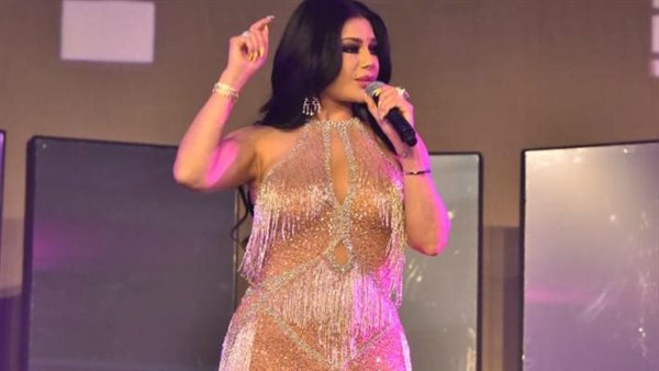 عباءة واسعة.. إطلالة هيفاء وهبي في السعودية تثير الجدل | شاهد