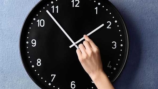استعد لتغيير الساعة.. موعد تطبيق التوقيت الشتوي 2023 في مصر