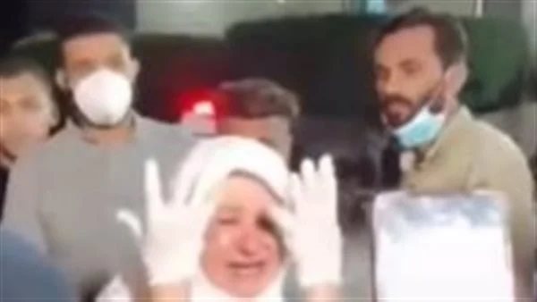 ما ملاحقين على الصغار.. فيديو يوثق انهيار طبيبة فلسطينية في غزة: الكل بيروح | شاهد