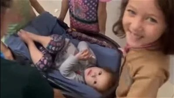 لعبة الشهيد.. أطفال غزة يخطفون التعاطف بفيديو عفوي داخل المستشفى | شاهد