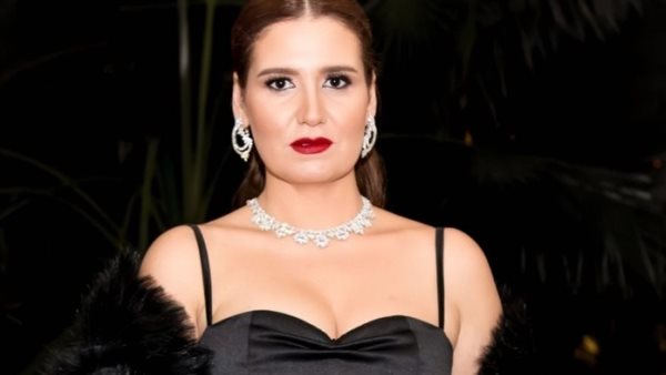 بدون مكياج وصبغة شعر.. ظهور صادم للفنانة هنا شيحة | شاهد