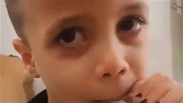 كانت تبتسم وهي تقرأ سورة النصر.. ماذا حدث لطفلة فلسطينية سمعت أصوات القصف؟ | شاهد