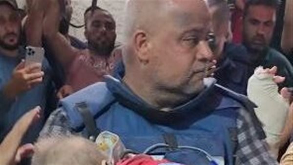 ودعهم بكلمات مؤثرة.. لماذا استهدف الطيران الإسرائيلي أسرة مراسل قناة الجزيرة؟ | شاهد