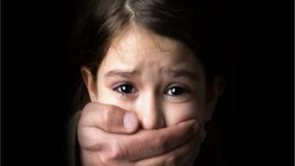 مفاجأة في تقرير الطب الشرعي.. تفاصيل الحكم ببراءة عامل متهم بهتك عرض طفلة في كفر الشيخ 