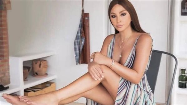 في عيد ميلادها الـ51.. فساتين أثارت الجدل لـ إليسا | شاهد