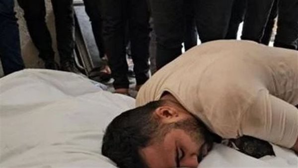 رثاء على الأكفان.. وداع مؤثر من فلسطيني لزوجته حاملا رضيعته الشهيدة | فيديو 