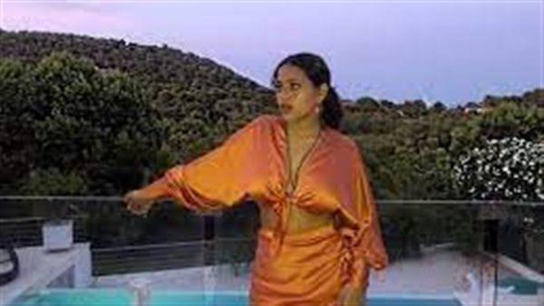 شعر أحمر ومكياج غريب.. جنا دياب تثير الجدل بهذه الاطلالة | شاهد