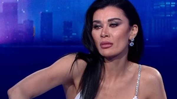 والدتها أصيبت بجلطة.. تفاصيل تعرض نادين الراسي للضرب من شقيقها الأصغر | شاهد