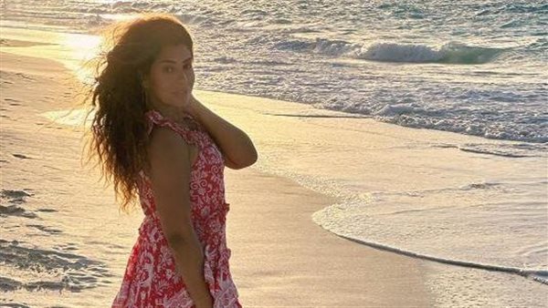 عزلوني وكنت هموت.. آيتن عامر تحذر بعد إصابتها بفيروس | فيديو