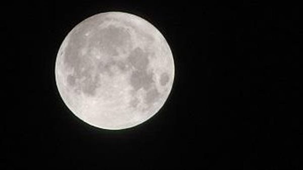 مفاجأة.. العلماء يكشفون ما يوجد في قلب القمر