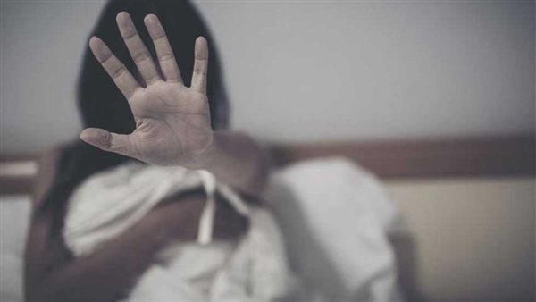 قبلها وداعبها.. تفاصيل مثيرة في هتك عرض فتاة على يد صديق والدها 