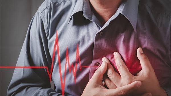 قبل حدوثها بأشهر.. الألم في منطقتين بالجسم علامة على نوبة قلبية
