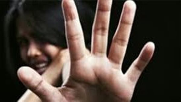 عاقبها على رفضها التحرش.. سائق يهشم رأس سيدة الصف بطوبة 