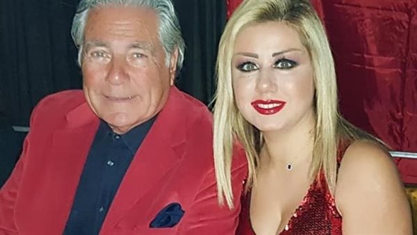 كاش مايوه.. طليقة مصطفى فهمي تصدم جمهورها بظهور جريء على حمام السباحة | شاهد